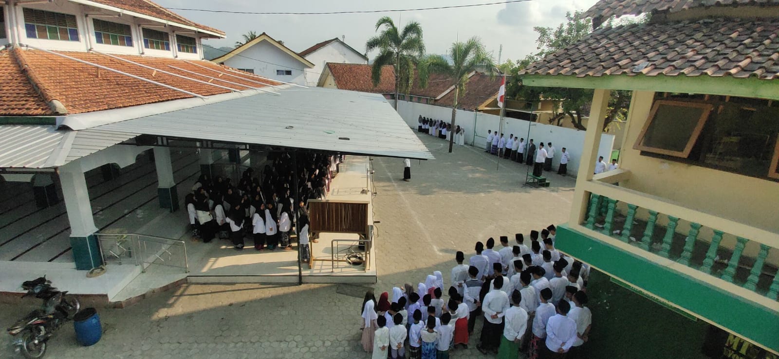 Apel Hari Santri Nasional diikuti oleh seluruh guru dan siswa Salafiyah